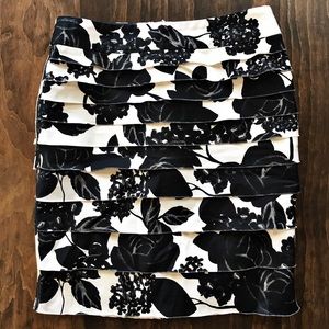 3/$30 WHBM Black and White Floral Pencil Skirt